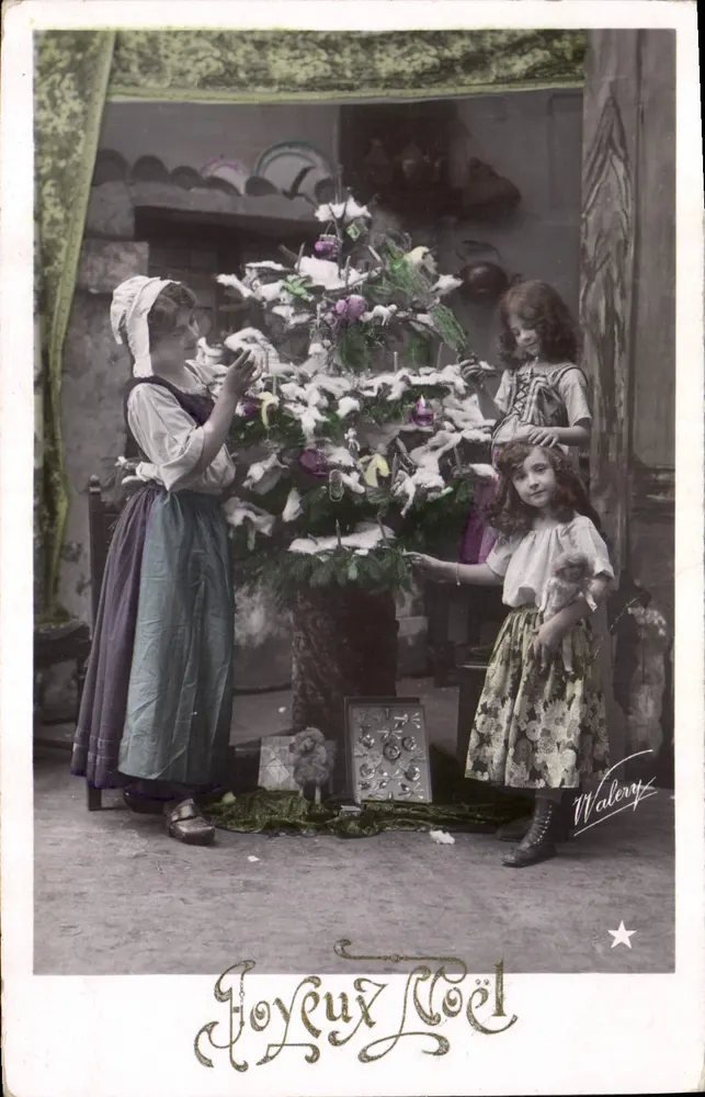 Zwei junge Mädchen, die einen Weihnachtsbaum dekorieren — Walery, Paris - Vorderseite