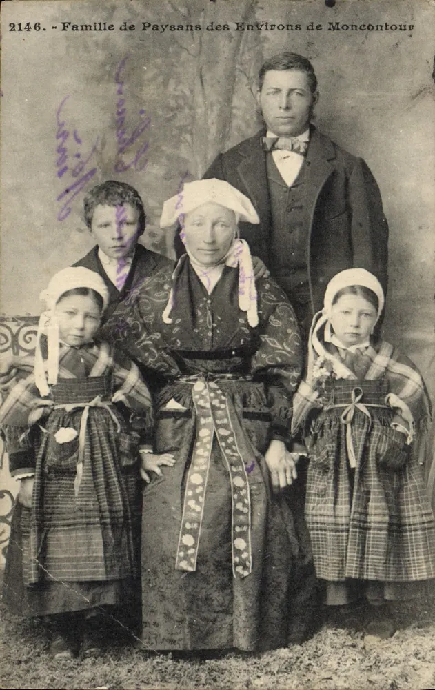 Famille de Paysans des Environs de Moncontour — portrait en tenue traditionnelle — éditeur imprimeur non identifié, n° 2146 - Vorderseite