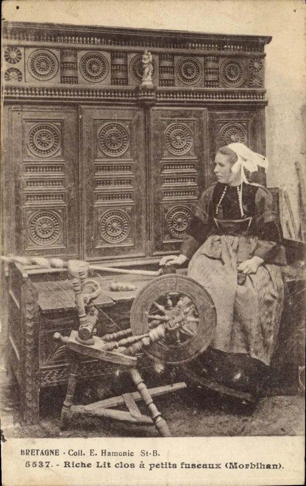Brittany - Sammlung E. Hamonic St-B. - Reicher Canopien-Bett mit kleinen Spinnrad-Nadeln (Morbihan). - Vorderseite