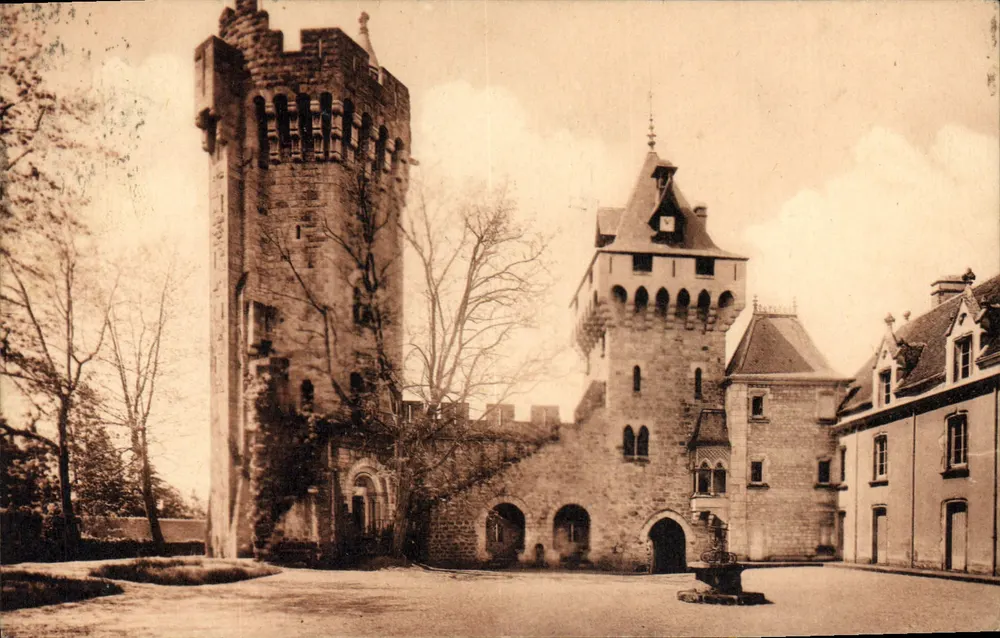 Schloss du Plessis - Ehrenhof — Montceau-les-Mines (S.-et-L.) — Éd. Birch & Birch - Vorderseite