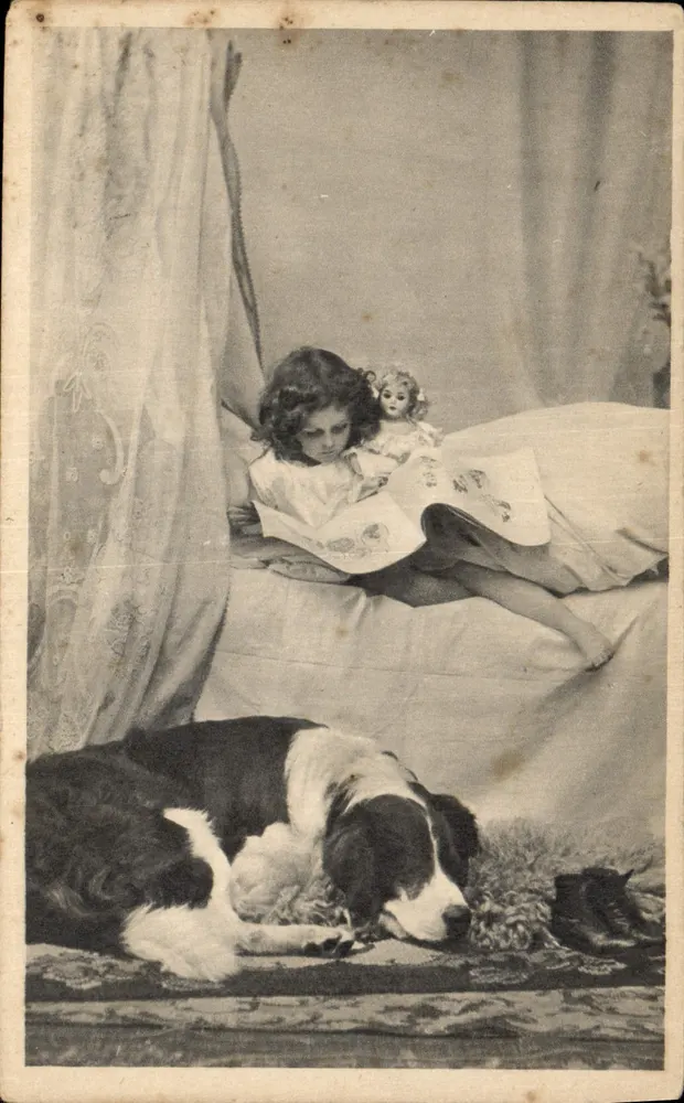 Frau, die ein Buch liest, mit einem Hund und einer Puppe — Illustration — Verlag nicht sichtbar - Vorderseite