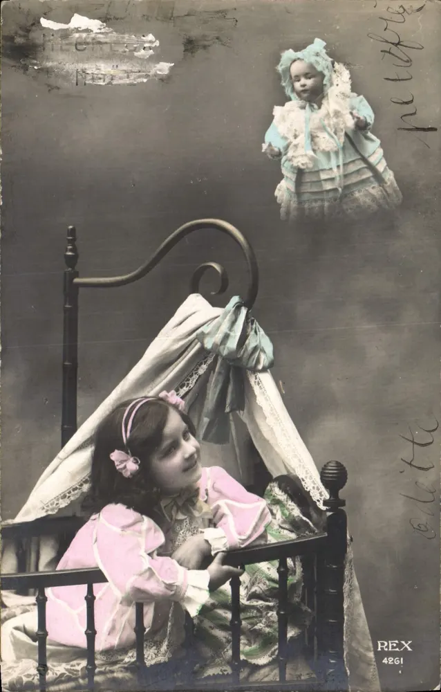 Menina no berço — com boneca — editor REX n°4261 - Frente