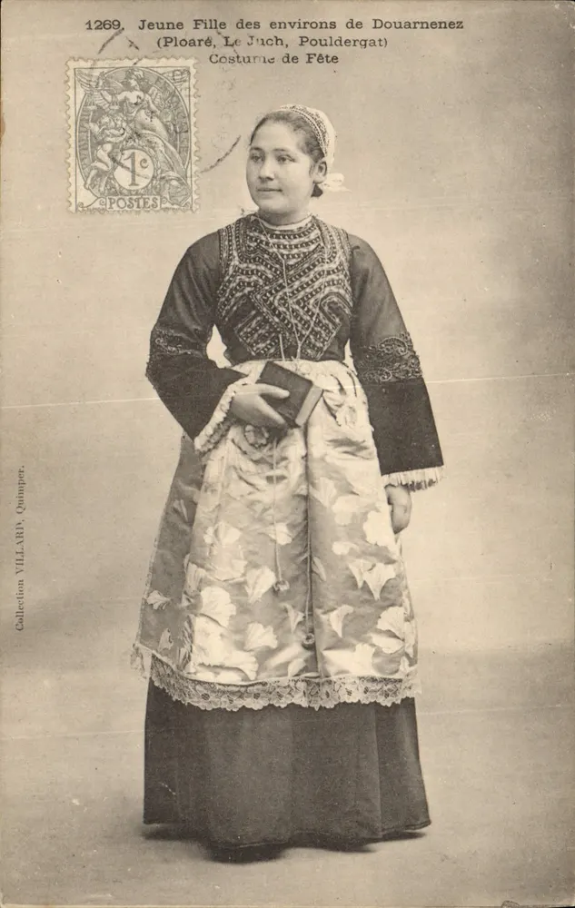 Junge Frau aus der Gegend von Douarnenez — Festkleid — Sammlung VILLARD, Quimper - Vorderseite