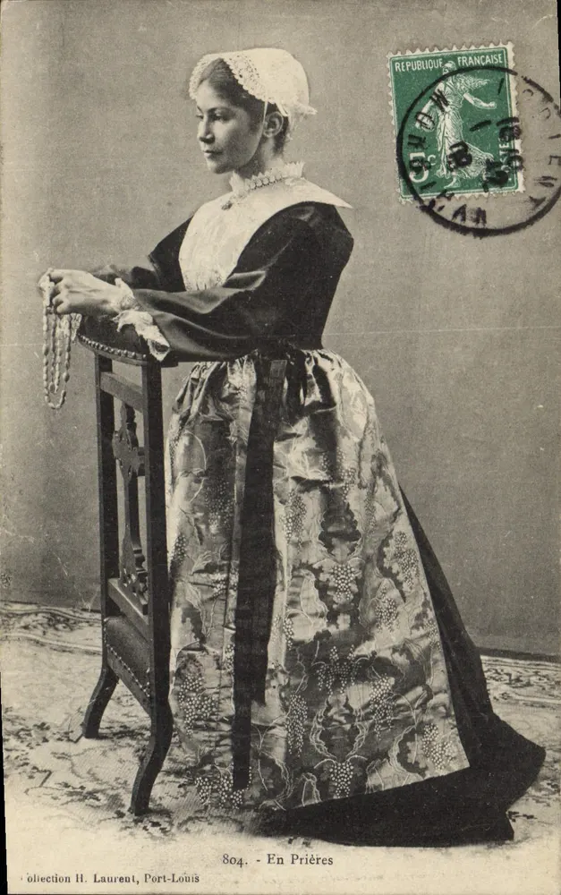 Mulher em vestido de oração — Em Orações — Coleção H. Laurent, Port-Louis, n° 804 - Frente