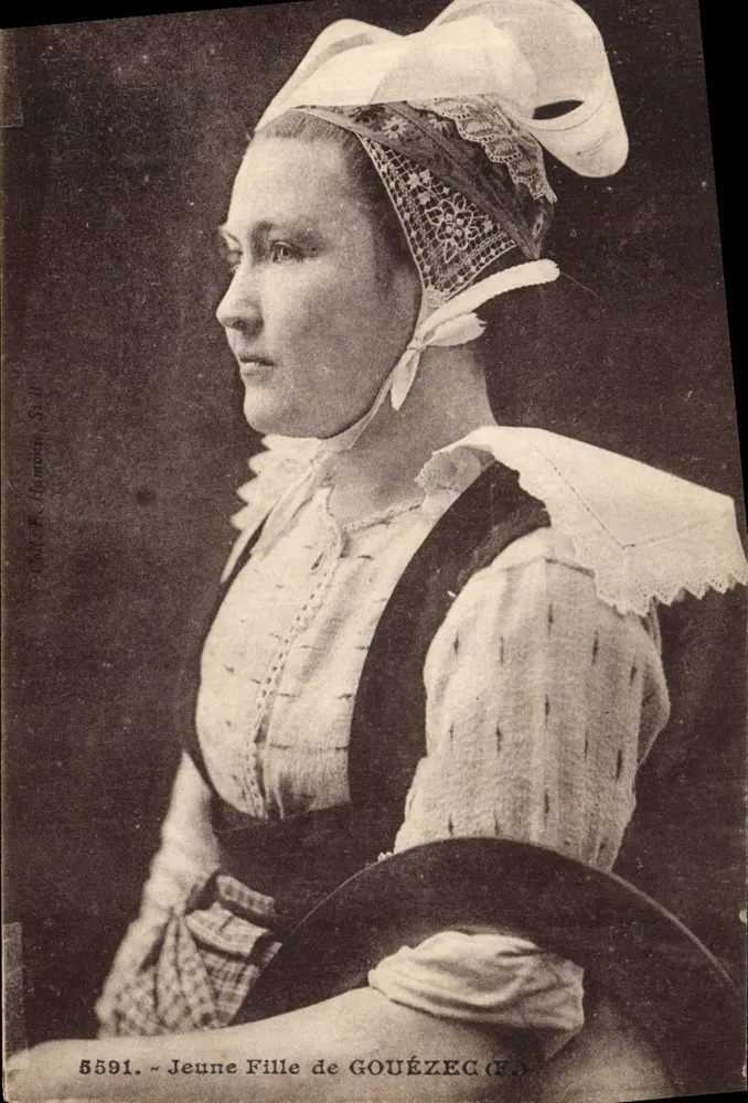 Jovem Mulher de GOUÉZEC (Finistère) — retrato em traje tradicional — editor E. Hamon, n° 5591 - Frente