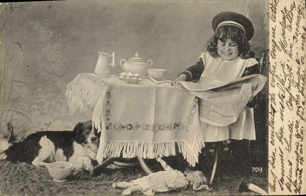 Kleine Mädchen, das mit einer Puppe spielt — Tee-Szene mit Hund — unbekannter Verlag, Nr. 709 - Vorderseite