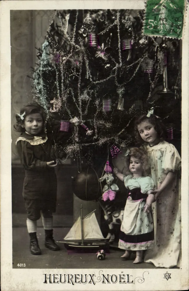 Zwei Kinder und ein Puppen vor einem Weihnachtsbaum — Frohe Weihnachten — Nr. 4013 - Vorderseite
