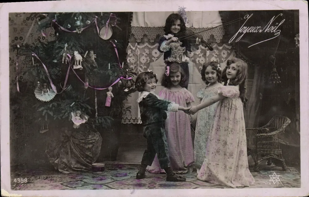 Kinder, die nahe einem Weihnachtsbaum spielen — Sazeras Phot. n°4358 - Vorderseite