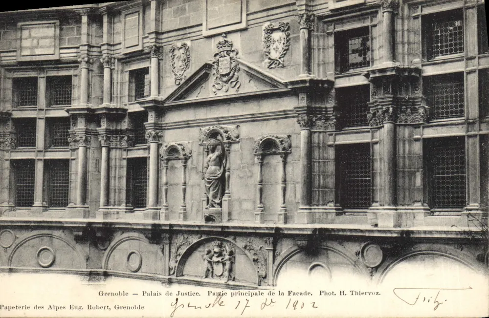 Grenoble — Palast der Gerechtigkeit. Hauptteil der Fassade — Foto. H. Thiervoz - Vorderseite