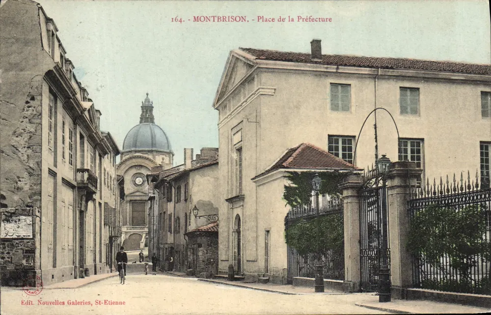 Montbrison - Praça da Prefeitura — vista da praça com a prefeitura e a cúpula da igreja — Ed. Nouvelles Galeries, St-Étienne, n° 164 - Frente