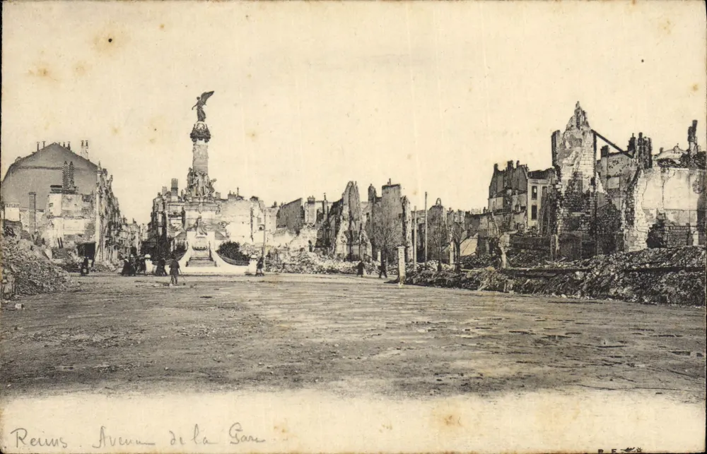 Reims. Avenida da Estação — ruínas após a guerra — editor P.E. n°8 - Frente