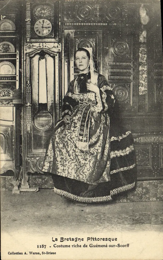 Pittoreisches Bretonenkleid — Guémené-sur-Scorff — Sammlung A. Waron, St-Brieuc - Vorderseite