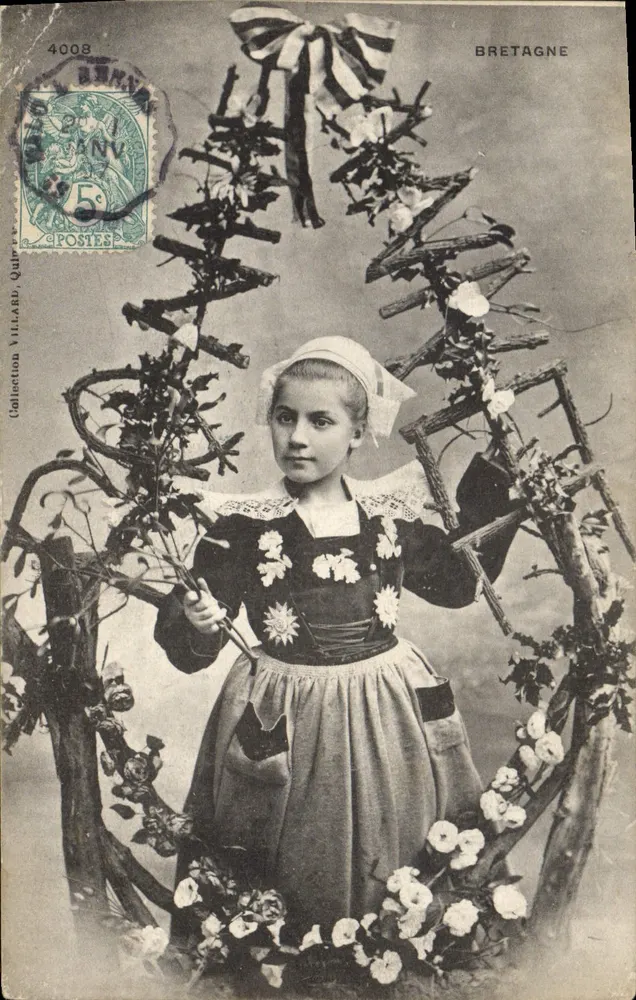 Jeune fille en costume breton — décor de vigne et fleurs — éditeur Villard, Quipary, n° 4008 - Frente
