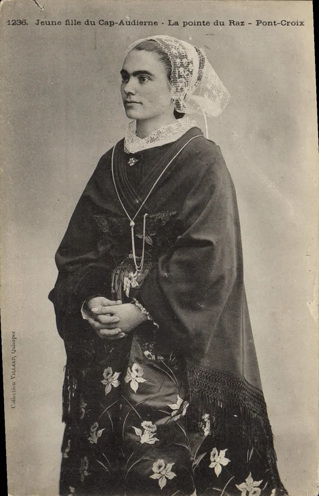 Junge Frau aus Cap-Audierne — Pointe du Raz — Pont-Croix — Sammlung VILLARRAY Quimper - Vorderseite