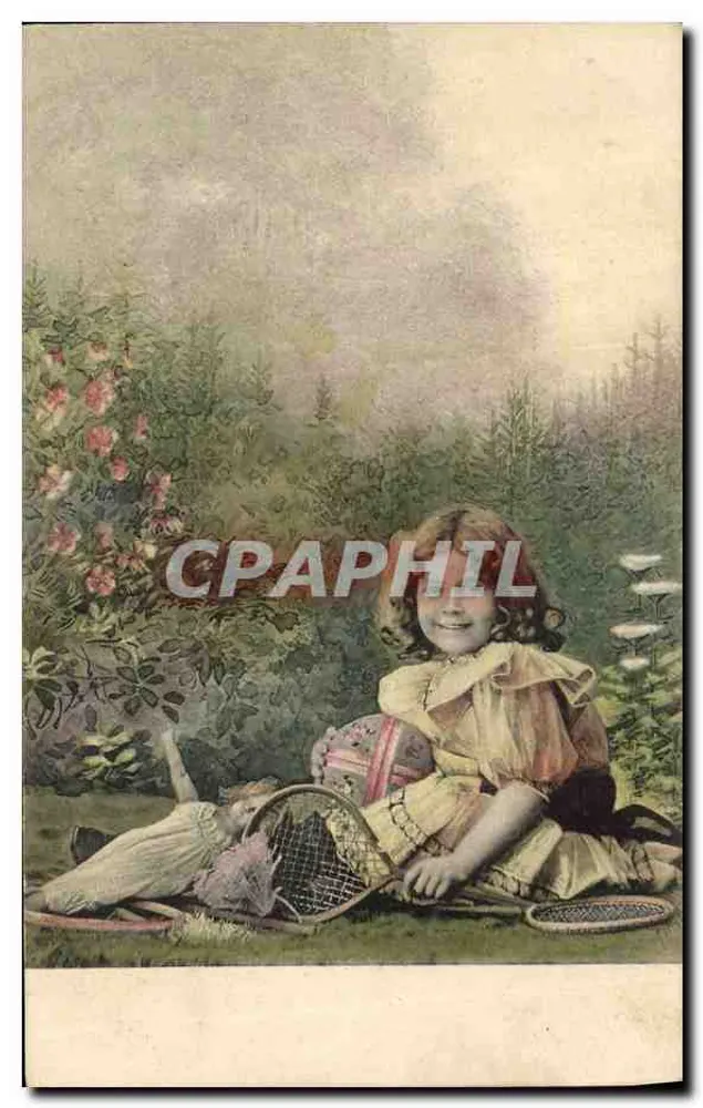 Menina jogando tênis em um jardim — edição da série 3445 - Frente