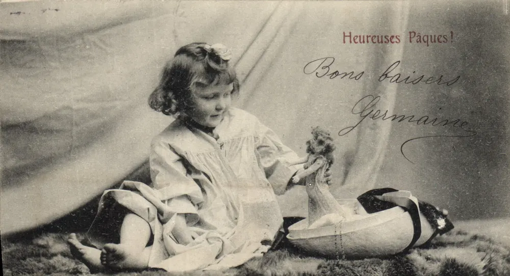Mädchen, das mit einer Puppe spielt — Frohe Ostern! — Paris, um 1900 - Vorderseite