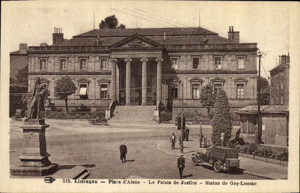Limeoges — Place d'Alene — Das Palast der Justiz — Statue von Gay-Lussac - Vorderseite