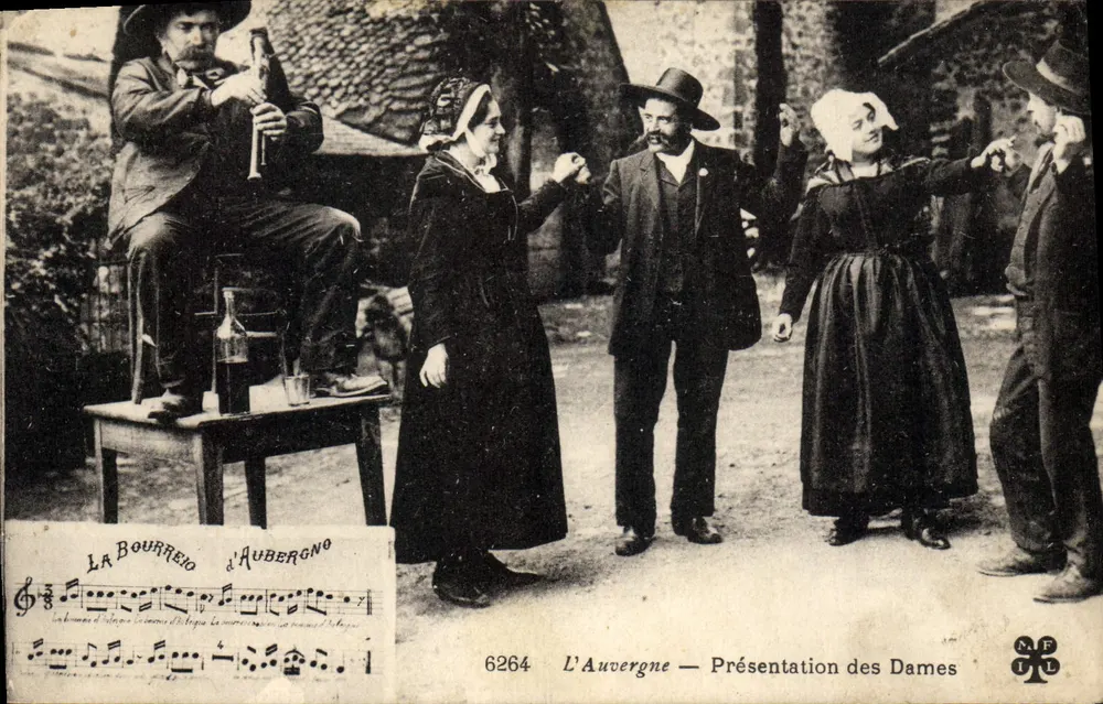 A Auvergne — Apresentação das Senhoras — A Bourrée d'Aubergno, editor M.F.L.D., n° 6264 - Frente