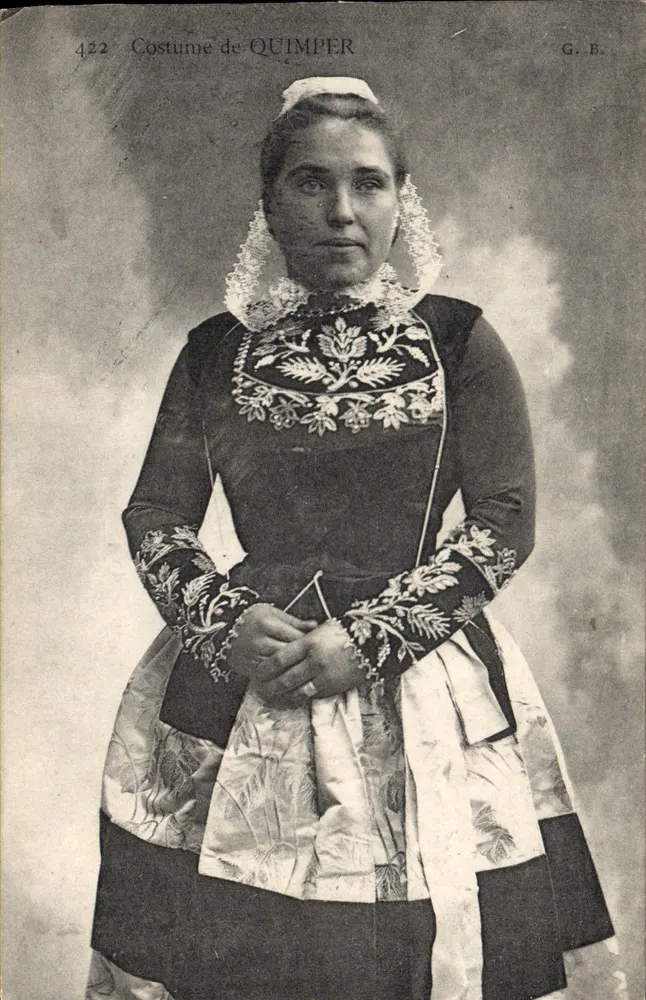 Traje de QUIMPER — Sujeto: mulher em traje tradicional — G.B. n°422 - Frente