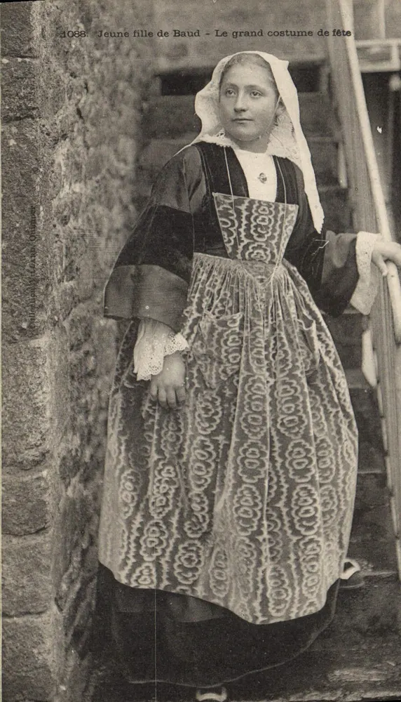 Junge Frau aus Baud — Das große Festkleid — Unbekannter Verleger, Nr. 1068 - Vorderseite