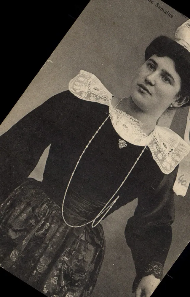 Frau im traditionellen Kleid — Verlag 'La Semaine' n°40 - Vorderseite