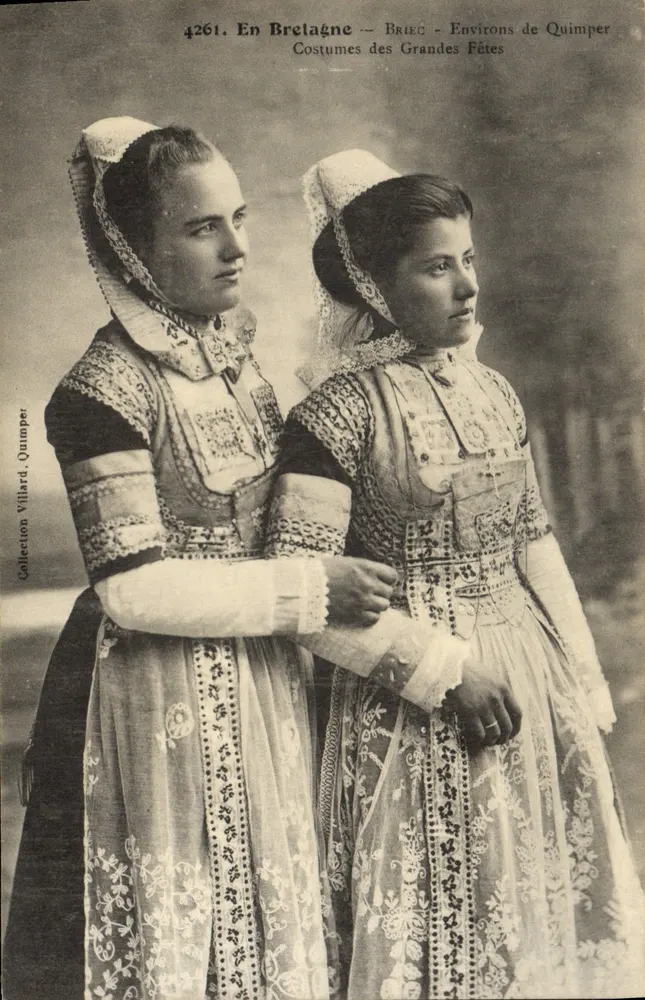 Zwei junge Frauen in bretonischen Kleidern — Briec, Umgebung von Quimper — Collection Villard, Quimper - Vorderseite