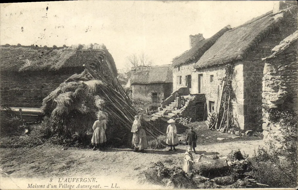 Häuser eines auvergnatischen Dorfes — Auvergne — LL - Vorderseite