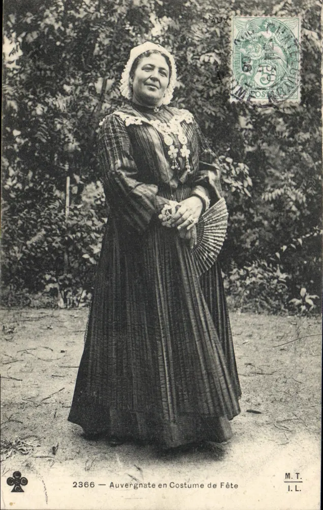 Auvergne — Frau im Festkleid — M.T. I.L. n°2366 - Vorderseite