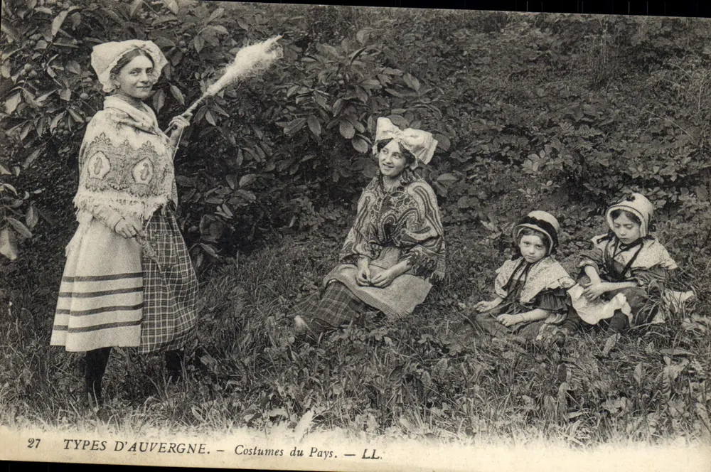 Typen der Auvergne — Trachten der Region — LL. — N°27 - Vorderseite