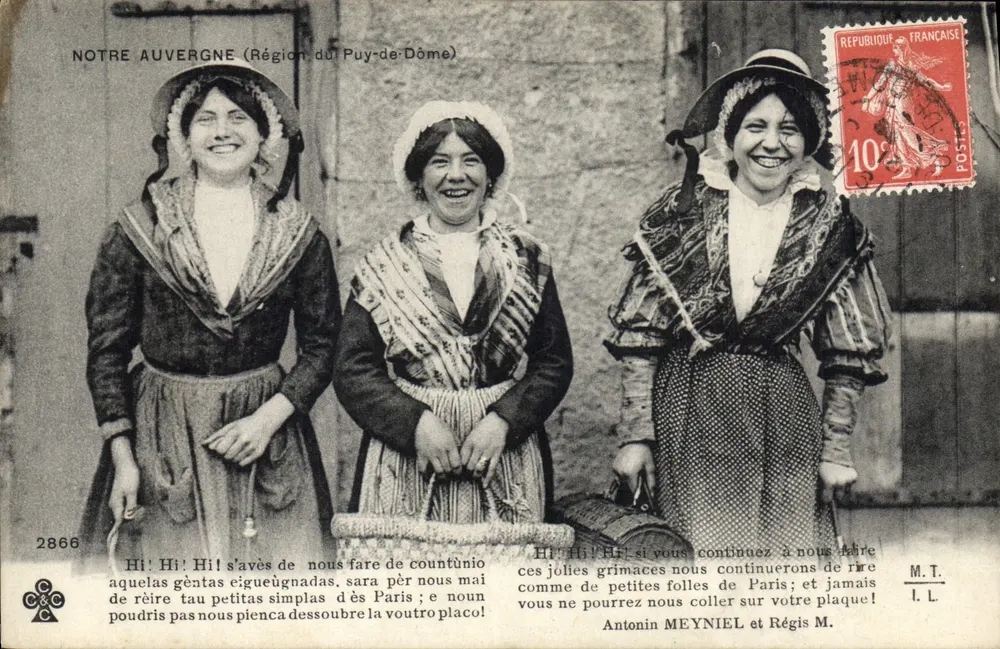 Nosso Auvergne (Região do Puy-de-Dôme) — três jovens mulheres em traje tradicional — editor C&C n°2866 - Frente