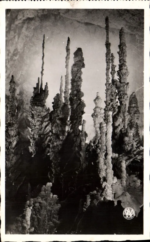 Aven d'Orgnac — Stalagmitengruppe aus nördlicher Richtung — Photo Albert Perret - Vorderseite