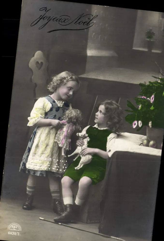 Zwei Kinder mit Spielzeugen — R&K 4439/3 — Frohe Weihnachten - Vorderseite