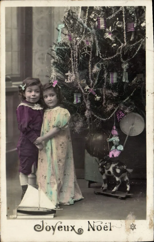 Zwei junge Mädchen — vor einem geschmückten Weihnachtsbaum — unbekannter Verlag, n° 4013 - Vorderseite