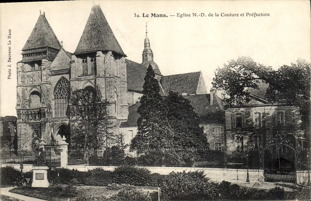 Le Mans — Kirche Notre-Dame de la Couture und Präfektur - Vorderseite