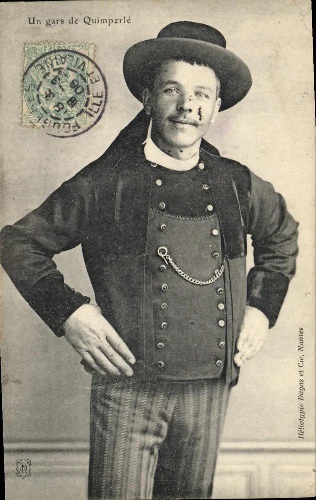 Um rapaz de Quimperlé — traje tradicional — Héliotypie Dugus et Cie, Nantes - Frente