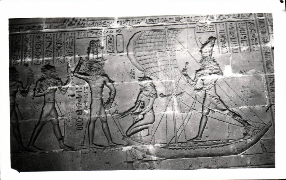 Edfu — Reliefs des Tempels von Horus — Der Gott Horus rechts im Kampf gegen Sit - Vorderseite