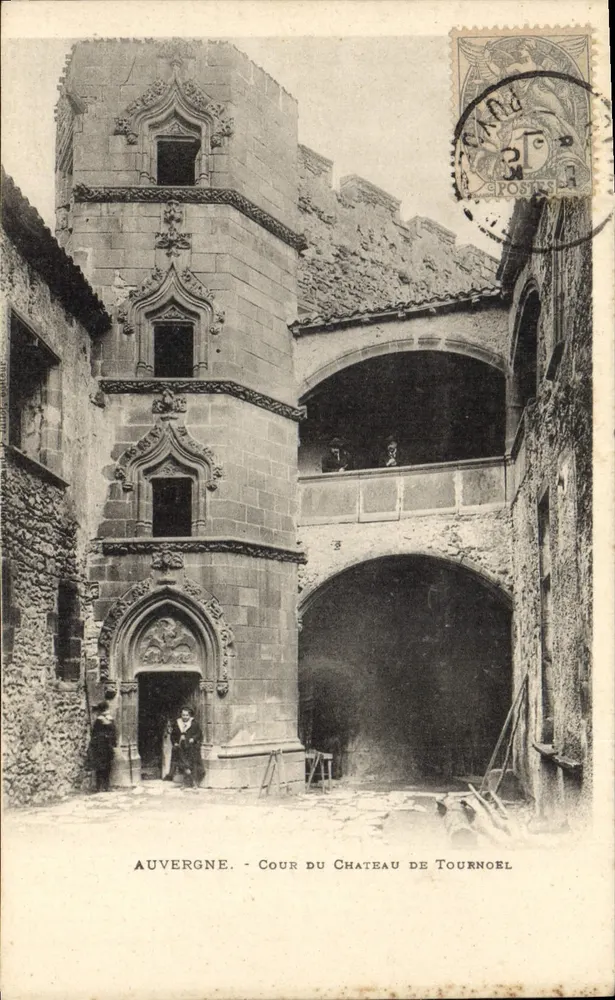 Auvergne - Cour du Château de Tournœl — unbekannter Verleger, Seriennummer nicht sichtbar - Vorderseite
