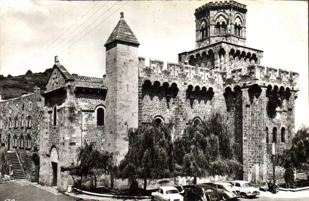 Royat (Puy-de-Dôme) — A Igreja de São Léger fortificada (século XI) — Photomécanique des Arts, Paris - Frente