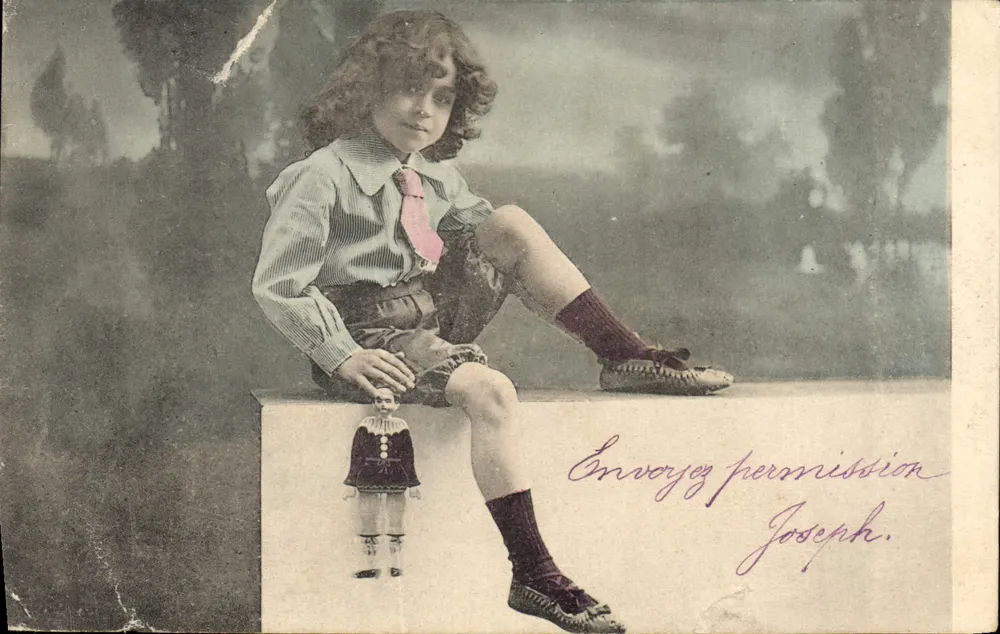 Enfant avec poupée — scène de studio — éditeur 'Carte postale' série 0588 - Vorderseite