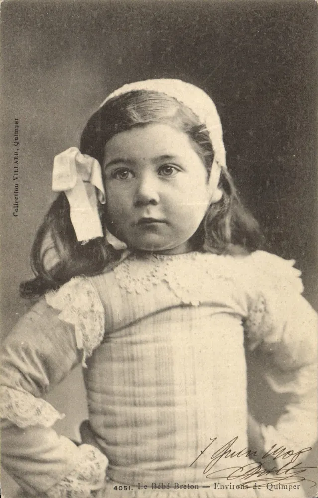 O Bebê Bretão — Arredores de Quimper — Coleção Villamo, Quimper, n°4051 - Frente
