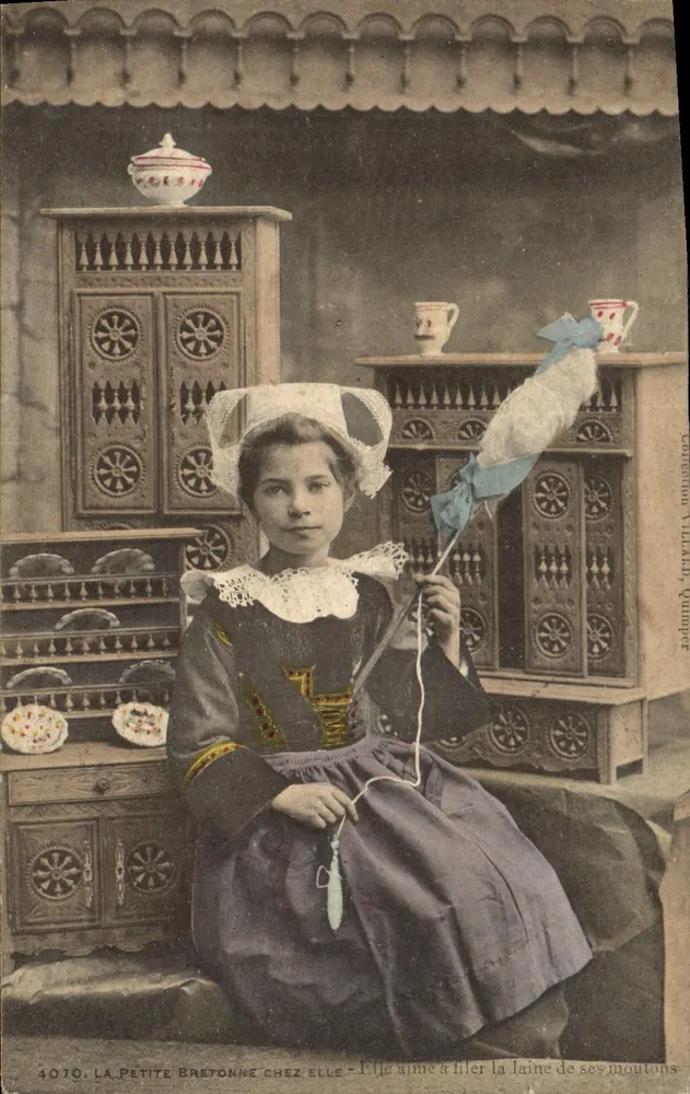 A Pequena Bretã em Casa — Ela gosta de fiar a lã de seus carneiros — Coleção Vilmaud, Quimper, n°4070 - Frente