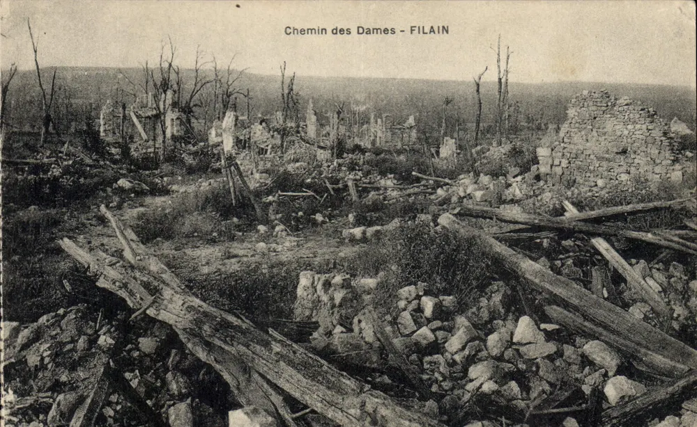 Pad van de Damen - FILAIN — uitzicht op de ruïnes na de gevechten - Voorkant