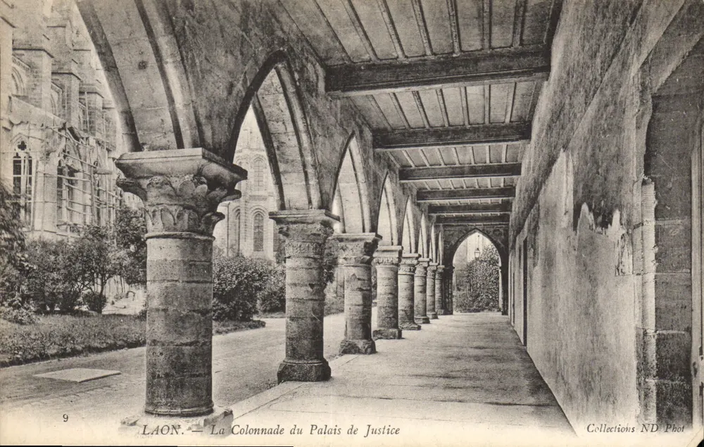 Laon — A Colunata do Palácio de Justiça — Collections ND Phot - Frente