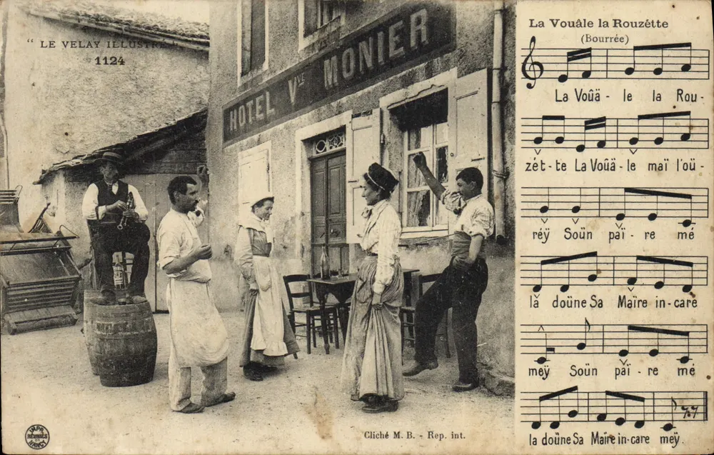 Cena de rua em frente ao Hotel V. Monier — La Voulée la Rouzette (Bourrée) — Cliché M.B. - Rep. int. - Editor Le Velay Illustré, n°1124 - Frente