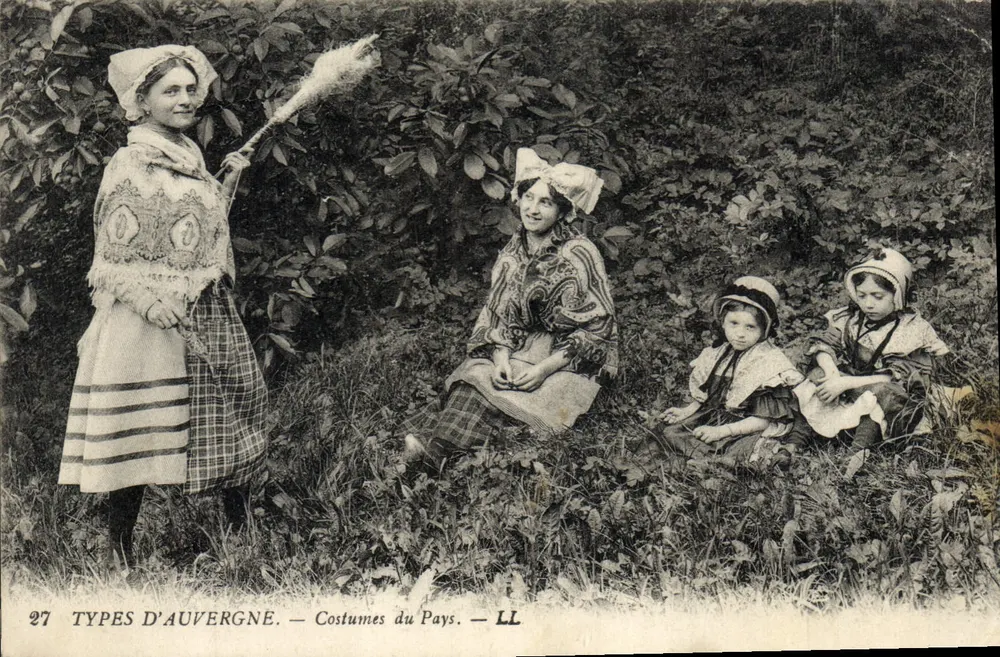 Typen der Auvergne — Trachten der Region — LL - Vorderseite