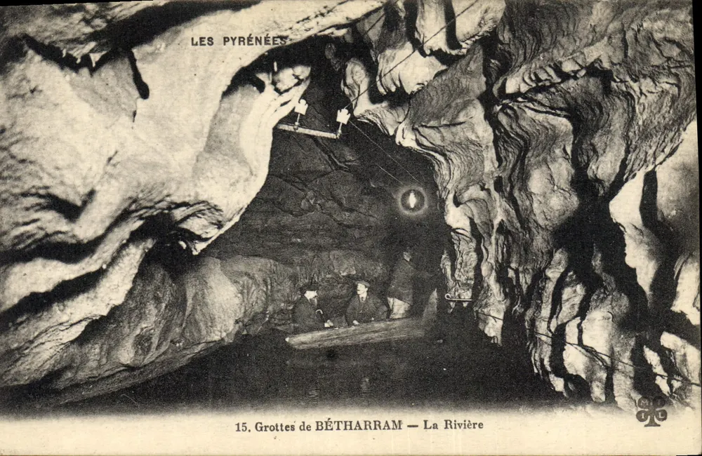 Grutas de BÉTHARRAM — A Rio — Editor: Les Pyrénées, n°15 - Frente