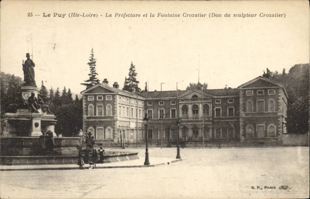 Le Puy (Haute-Loire) — Das Präfekturgebäude und die Fontaine Crozatier (Geschenk des Bildhauers Crozatier) — B. F. PARIS - Vorderseite