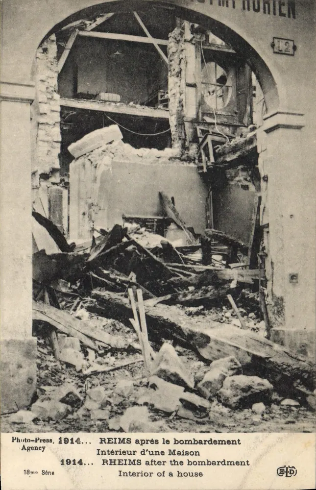 Reims nach dem Bombenangriff — Innenraum eines Hauses — Photo-Press, 18. Serie - Vorderseite