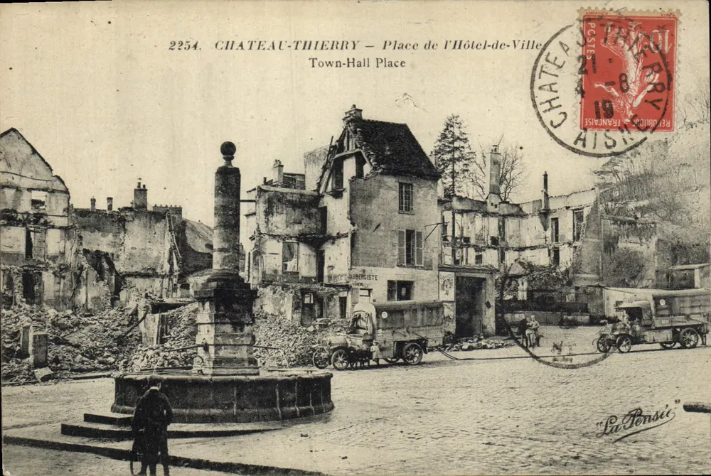Château-Thierry — Place de l'Hôtel-de-Ville — La Pensée, Verlag Nr. 2254 - Vorderseite