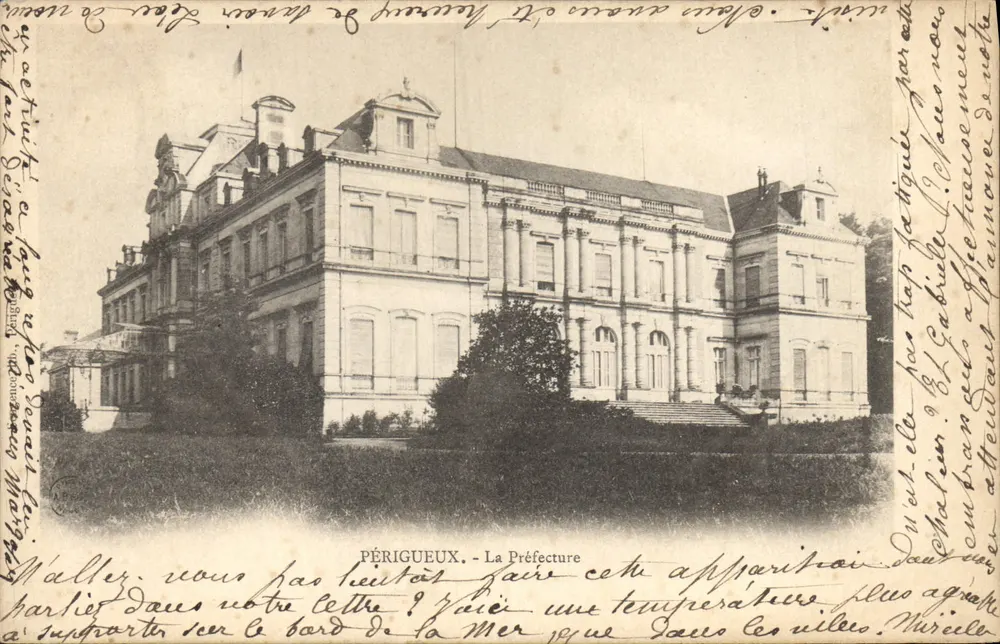 Périgueux - A Prefeitura — vista do edifício com inscrição e escrita à mão - Frente